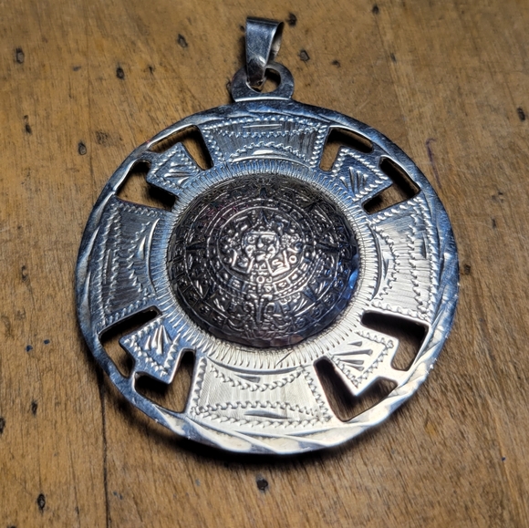 Sterling silver vintage Mayan calendar pendant - Picture 2 of 9
